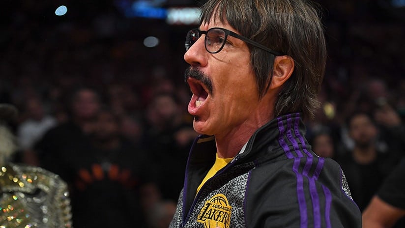 Vocalista de Red Hot Chili Peppers es expulsado de juego de NBA