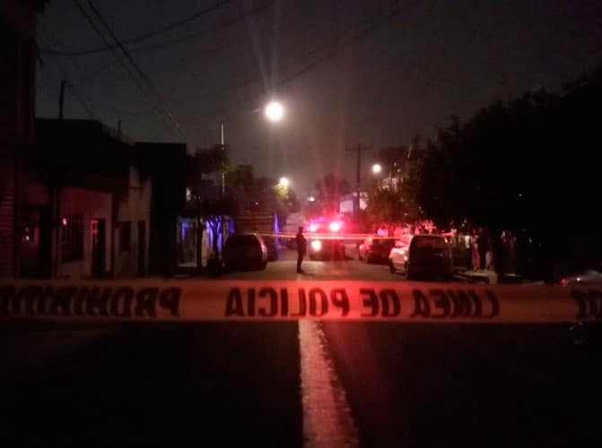 Persiguen, balean y asesinan a hombre frente a su madre