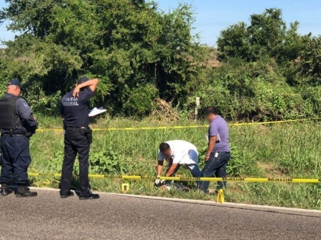 Tiran cadáver de mujer encobijado