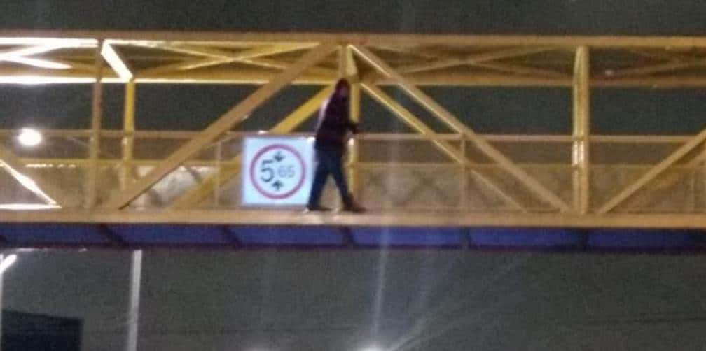 Policías evitan que joven se arroje de puente peatonal