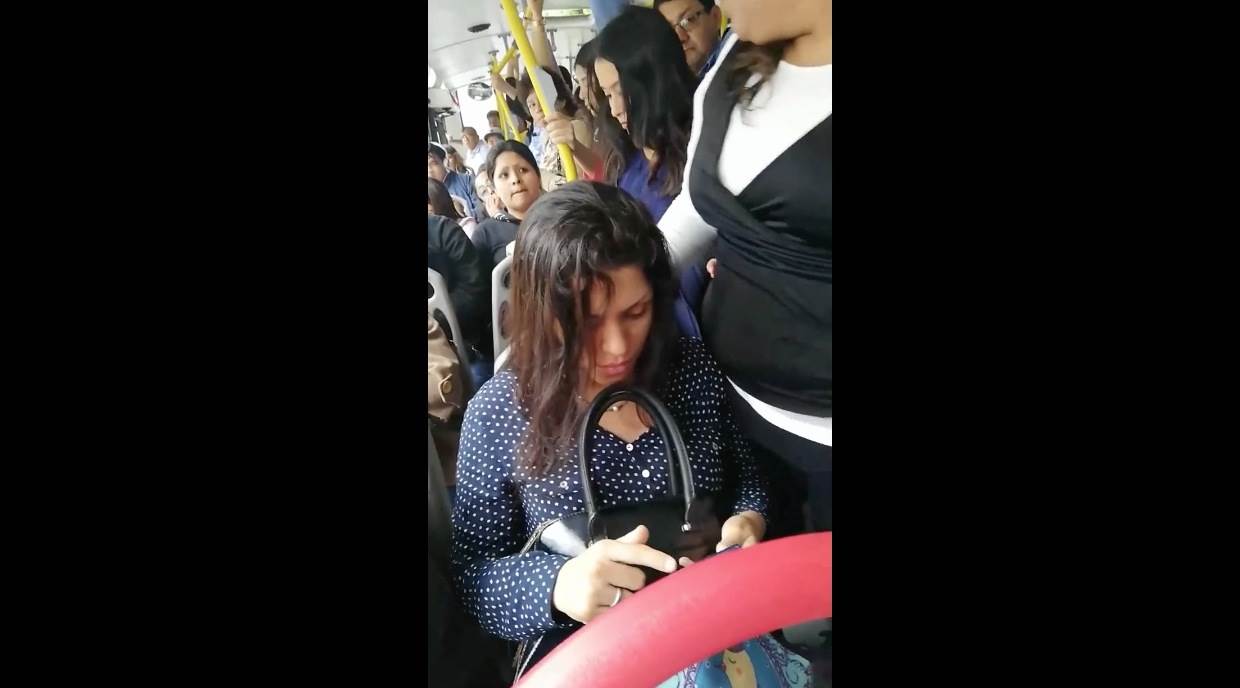 Viralizan video de mujer negándose a ceder asiento a embarazada