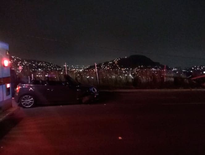 Pierde el control de su vehículo y derriba poste en Av. Fundadores