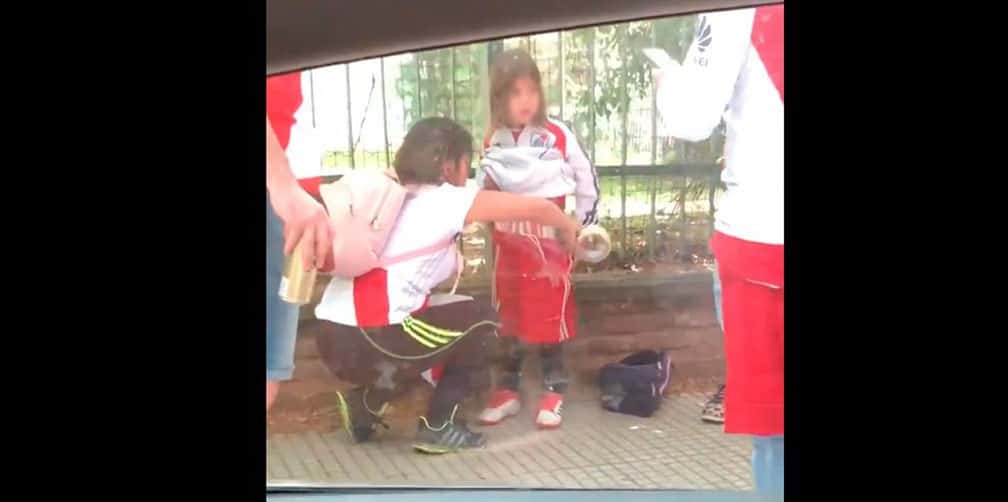 Captan a aficionada de River pegándole bengalas a cuerpo de niña