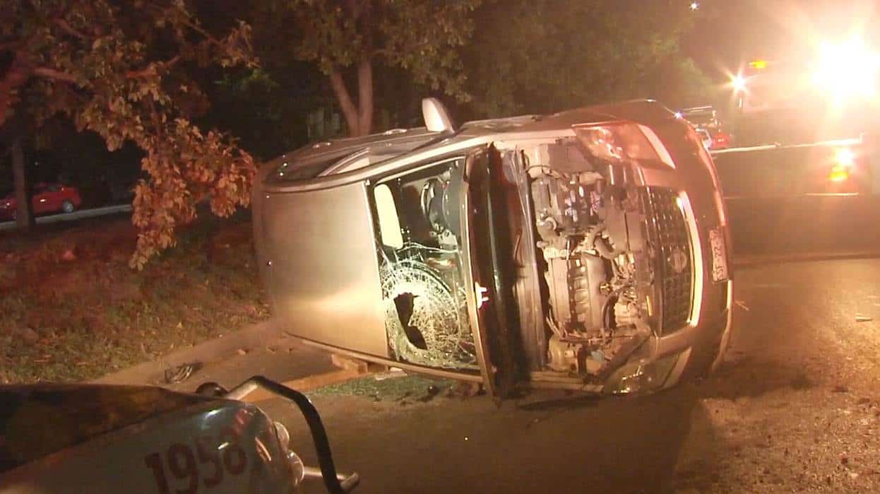 Chocan y vuelcan al tomar retorno sin precaución