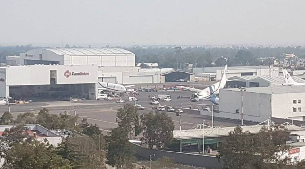 Remolcan avión y se les cae en AICM