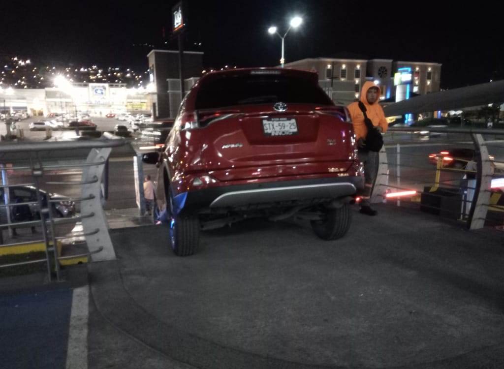 Confunde la salida y se atasca en escaleras de Plaza la Silla