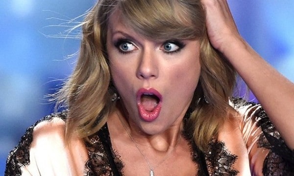 Taylor Swift recibe el año pelirroja, escamosa y con cola de pescado