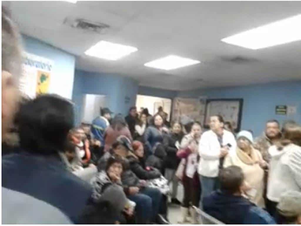 Retrasan servicio en hospital de Maestros de NL