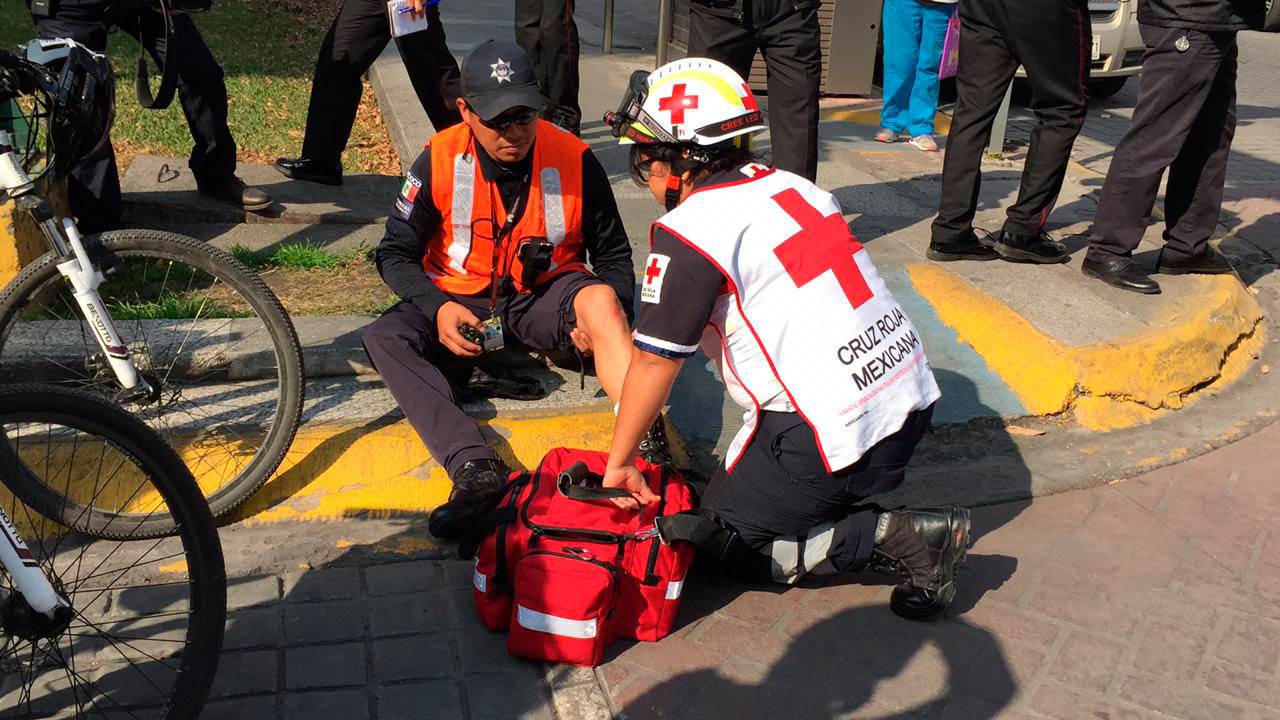 Atropellan a mujer de la tercera edad y a un tránsito en Monterrey