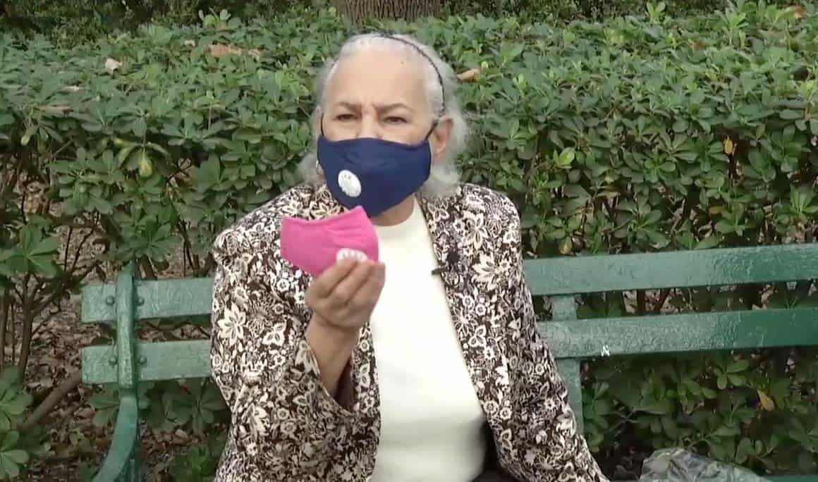 Ante contaminación, se protegen vecinas con mascarillas especiales