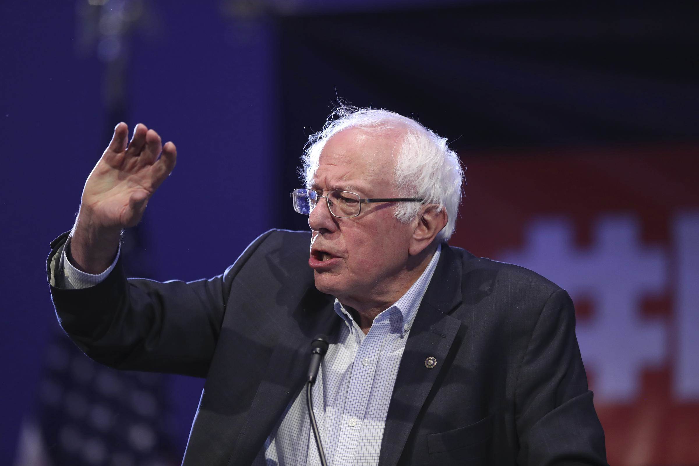 Pide Sanders a Trump no apoyar cambios de régimen