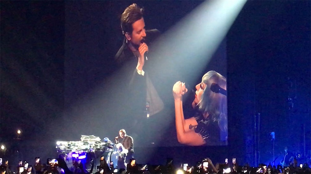Emociona Bradley Cooper en concierto de Lady Gaga