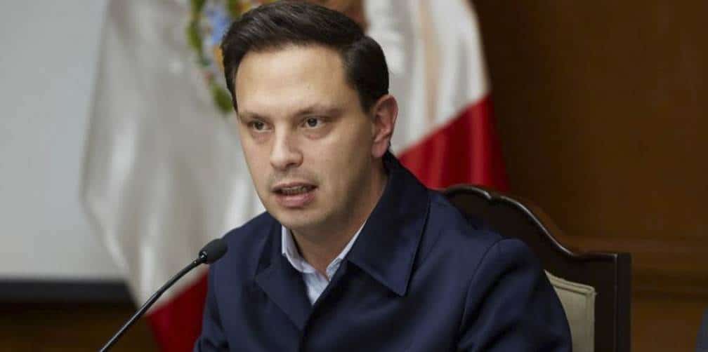 Sale Bernardo, entra Adrián