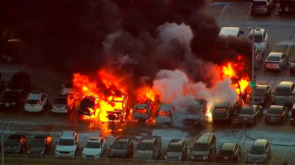 Video: Voráz incendio consume varios vehículos en aeropuerto de EUA