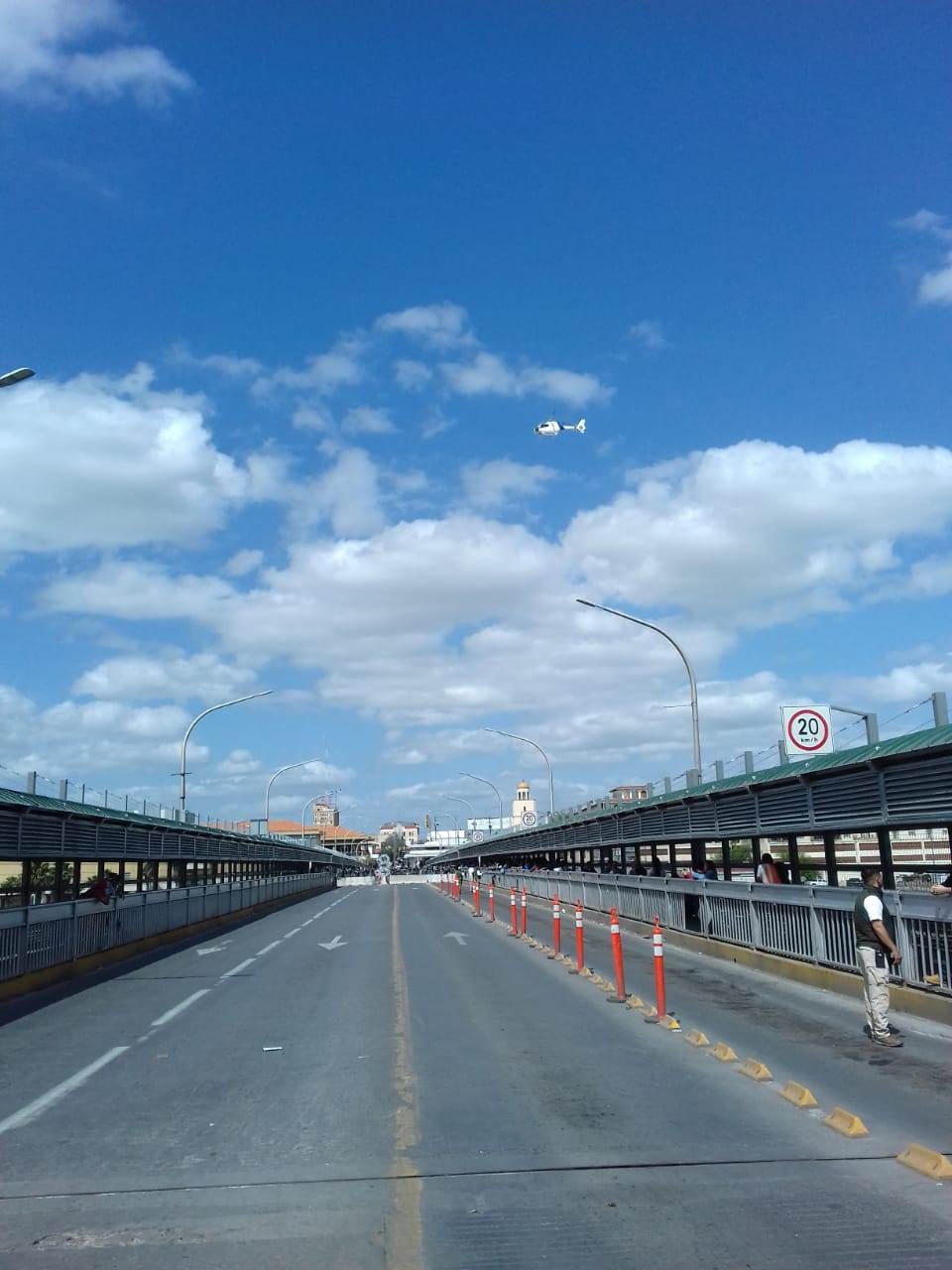 Migrantes intentan cruzar Puente de Nuevo Laredo y deciden cerrarlo