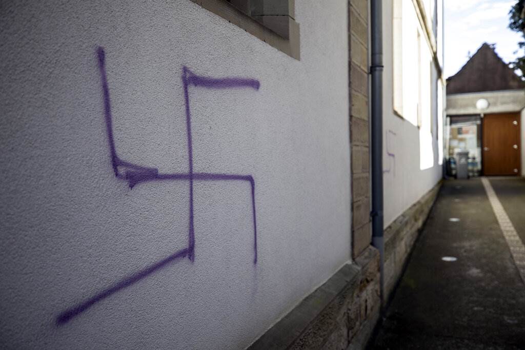 Vandalizan con grafitis antisemitas sitios judios en Francia