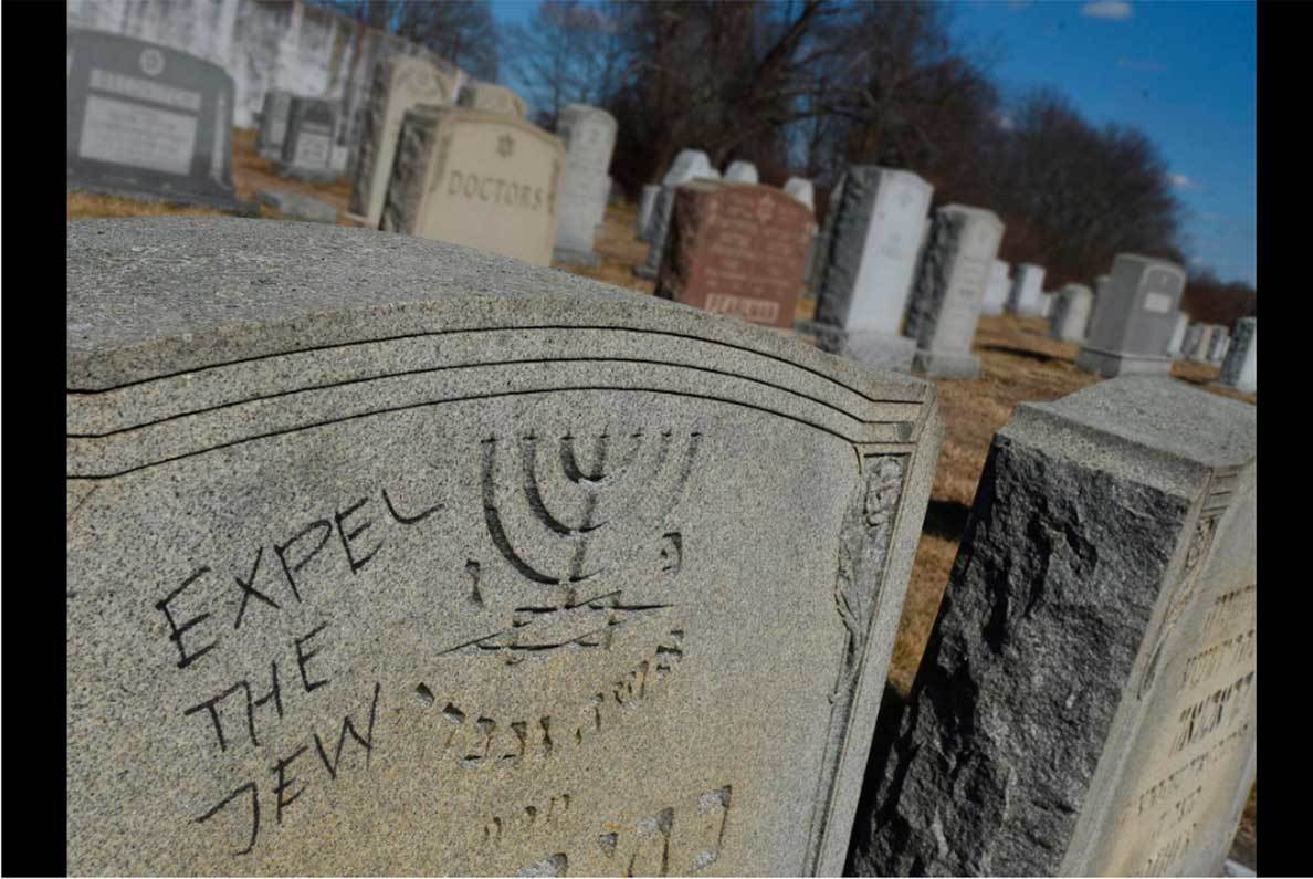 Vandalizan cementerio judío con grafitis antisemitas en EUA
