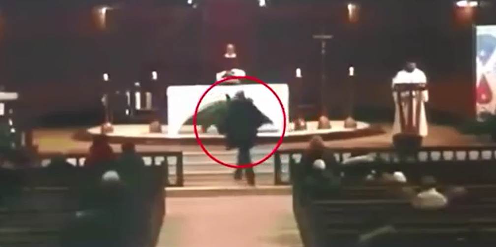 Apuñalan a sacerdote en plena misa