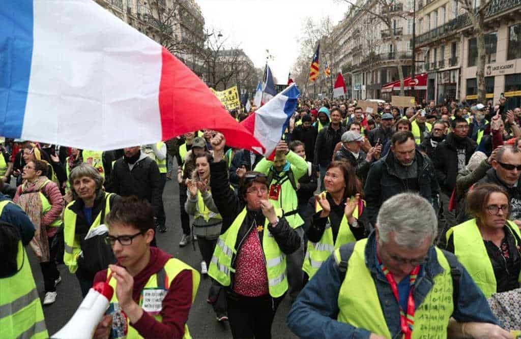 'Chalecos Amarillos' endurecen protestas y caos en Francia