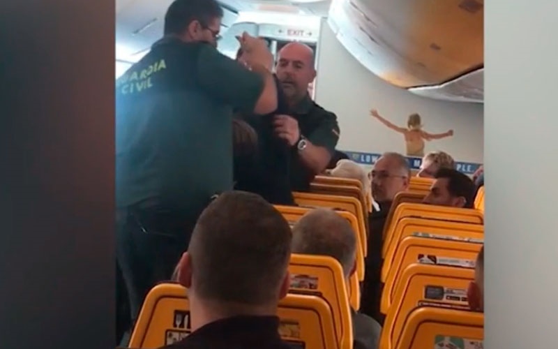 Pasajera ebria es bajada a la fuerza de un avión; pasajeros aplauden