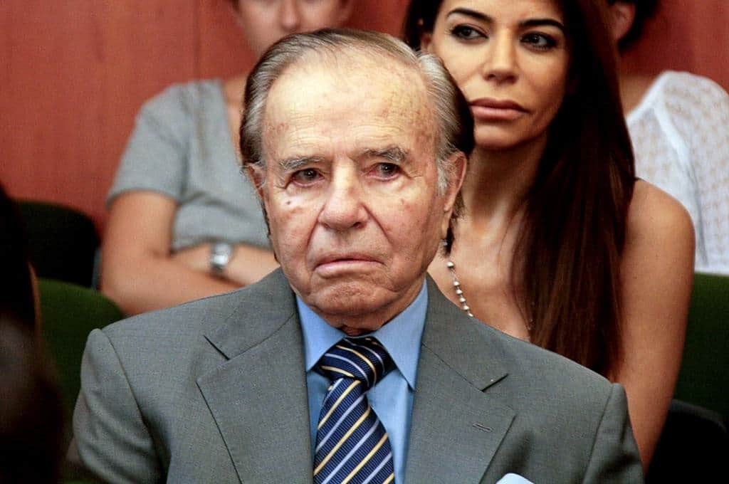 Condenan a expresidente Menem a más de tres años de prisión por fraude