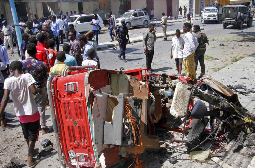 Estalla coche bomba afuera de restaurante en Somalia, hay 18 muertos
