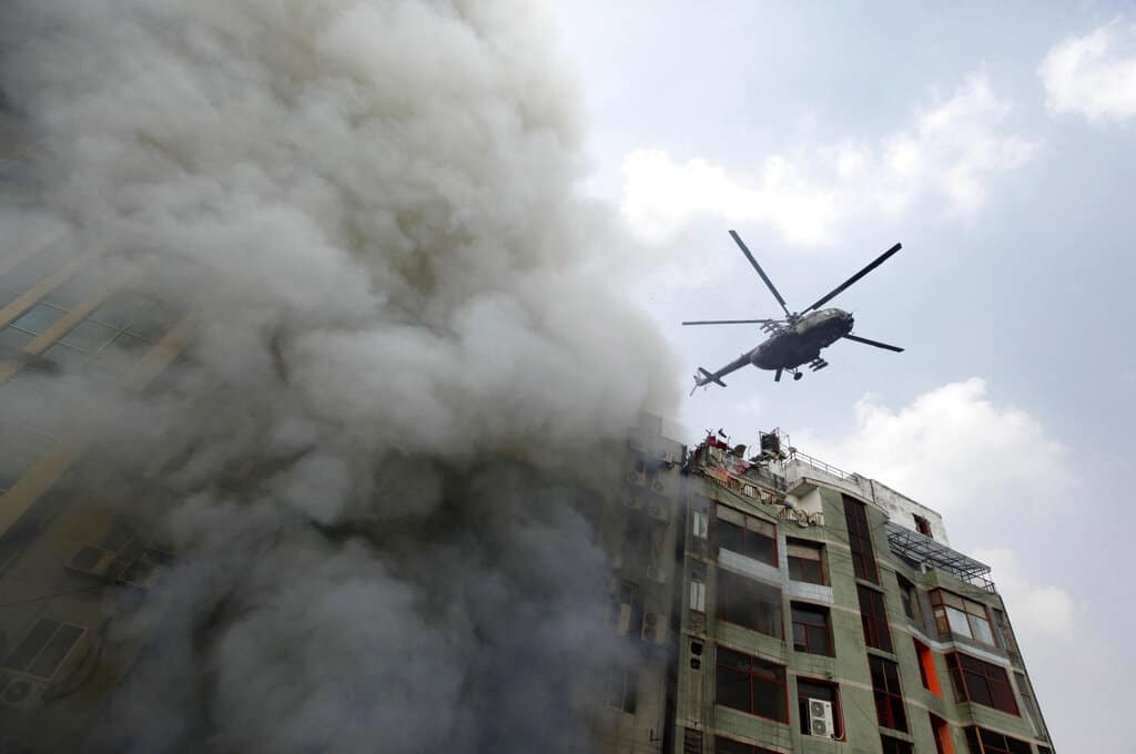 Incendio en torre en Bangladesh deja al menos 19 muertos