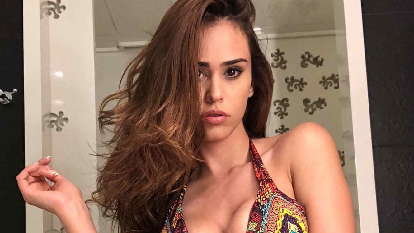 Celebra Yanet García aniversario de la Torre Eiffel con sexy foto