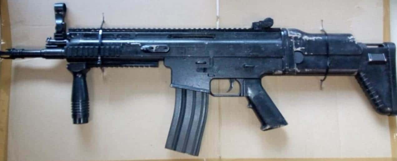 Cae pareja por amenazar a policías de Apodaca con arma de juguete