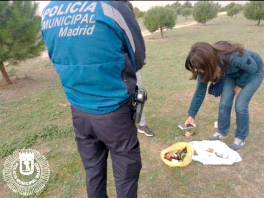 Hombre esparce salchichas con alfileres para matar a perros