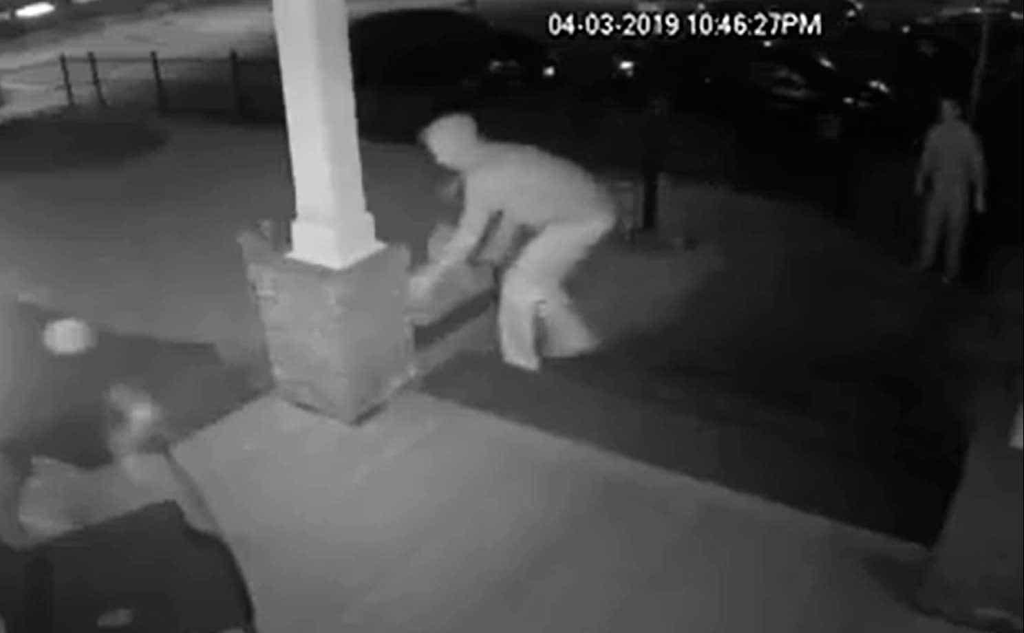 Video: Ladrones se arrepienten y devuelven estatua que robaron