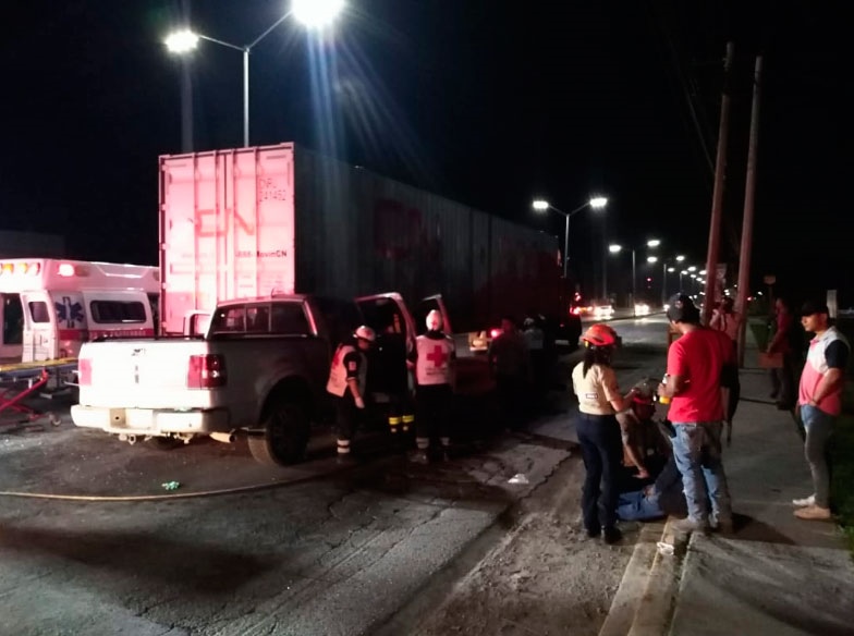 Conductor termina prensado tras impactar su camioneta contra un tráiler