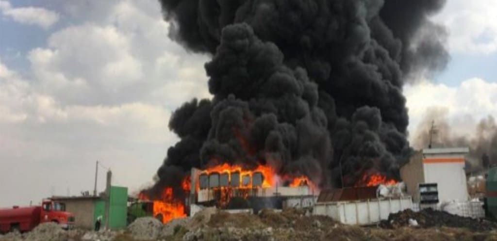 Arde fábrica de plástico en Toluca