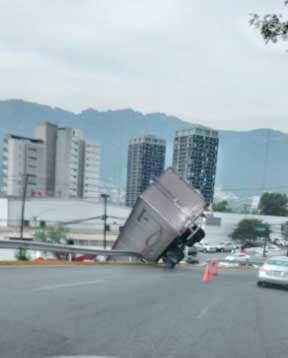 Se queda sin frenos y vuelca en carriles contrarios de Av. Insurgentes