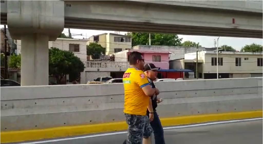 Hincha de Tigres se pasea con su 'cheve' rumbo al estadio rayado