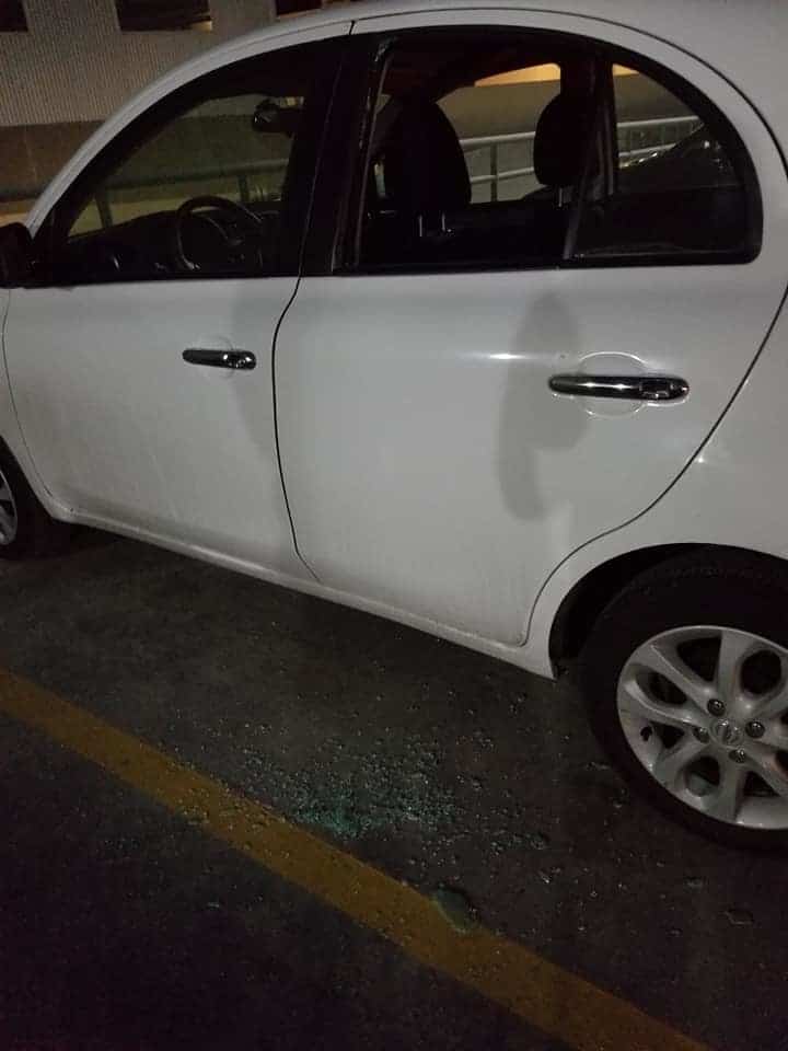 Cristalean 7 autos en estacionamiento de plaza comercial