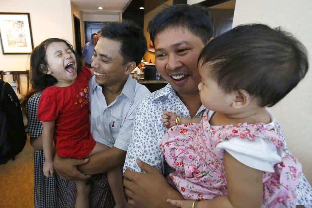 Myanmar libera a 2 periodistas encarcelados de Reuters