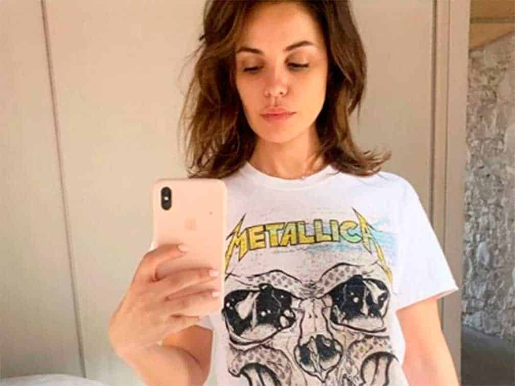 Actriz publica 'selfie' y perrito sale en fotografía con un ¿juguete sexual?
