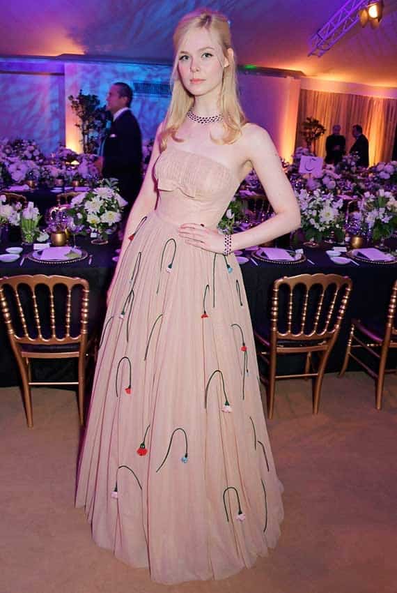 Elle Fanning se desmaya durante cena en Festival de Cine de Cannes