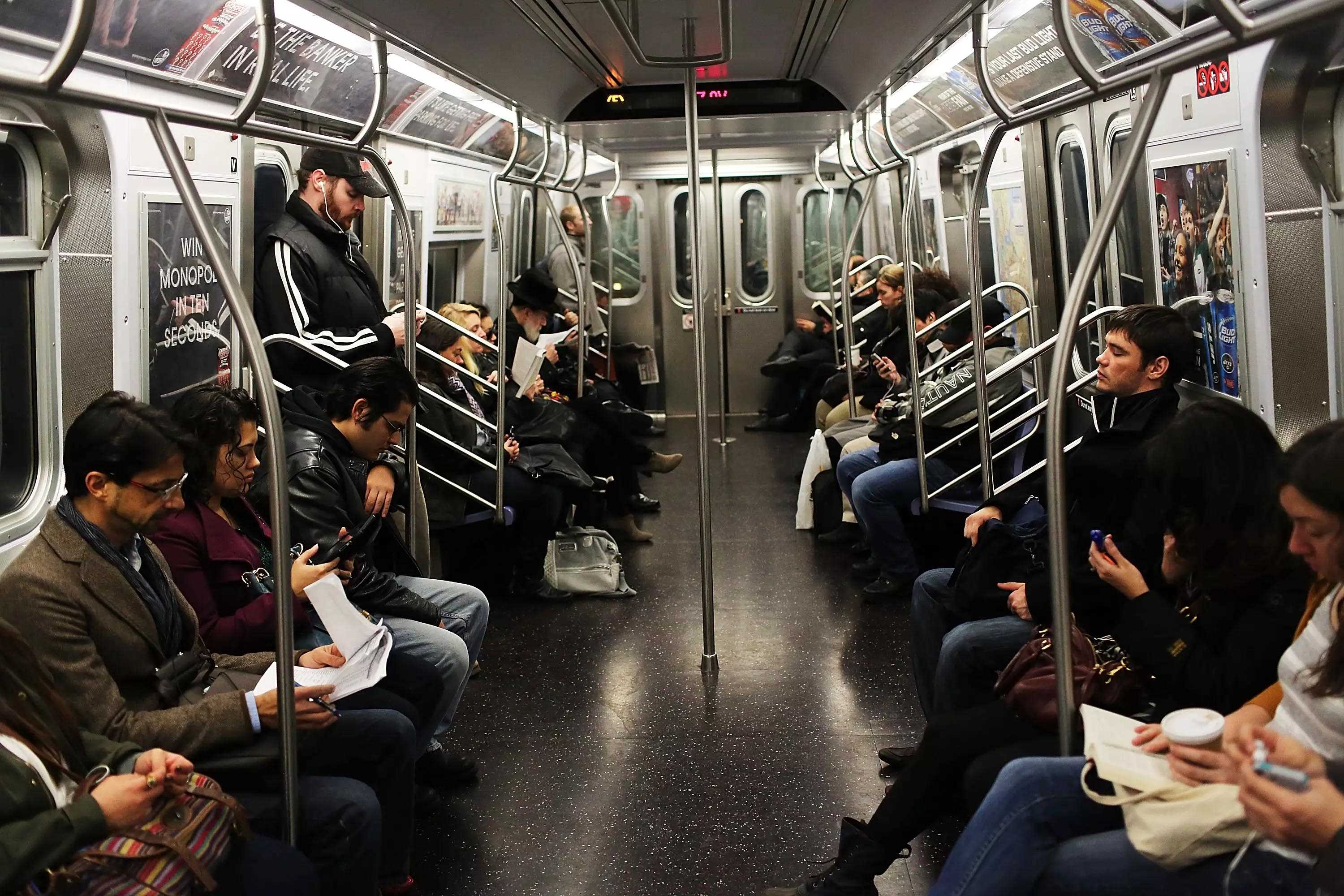 'Drogadicto' paraliza Nueva York al jalar freno de emergencia del metro