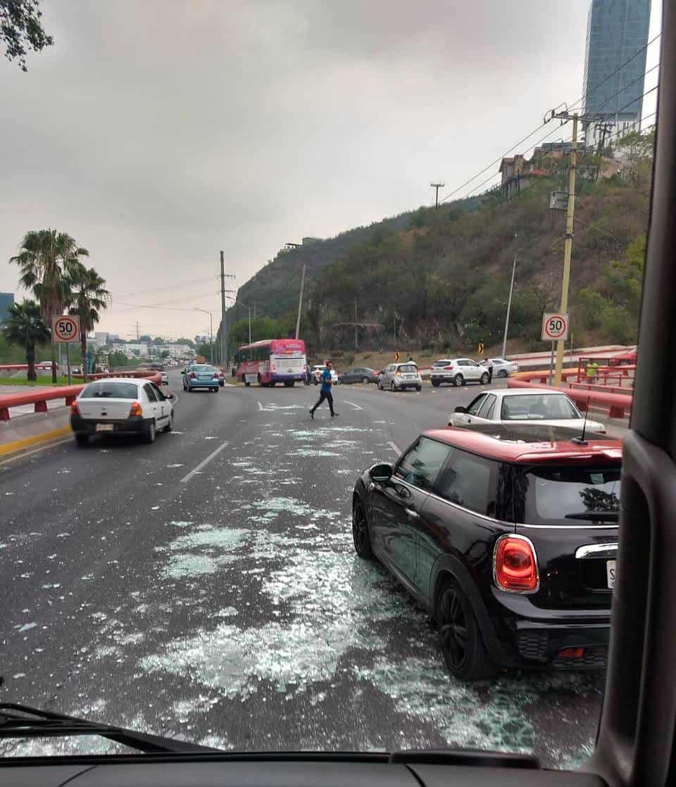 Tráiler tira carga de vidrio en Av. Morones Prieto