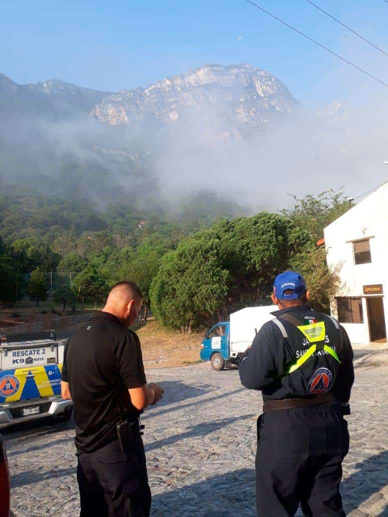 Combaten incendio forestal provocado por un rayo en la Sierra Madre