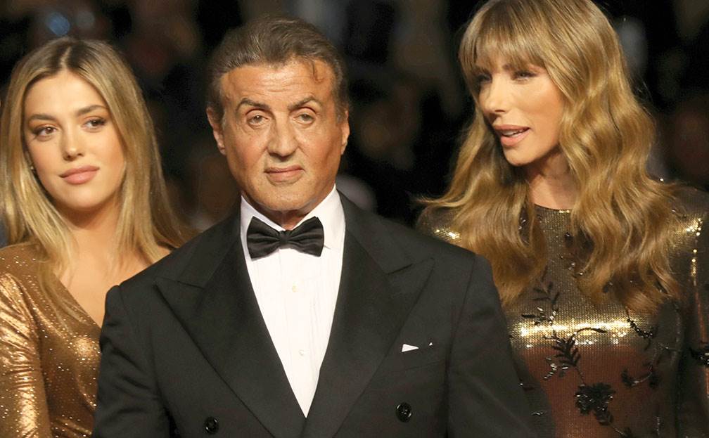 Sylvester Stallone presume sus cicatrices de batalla en Cannes