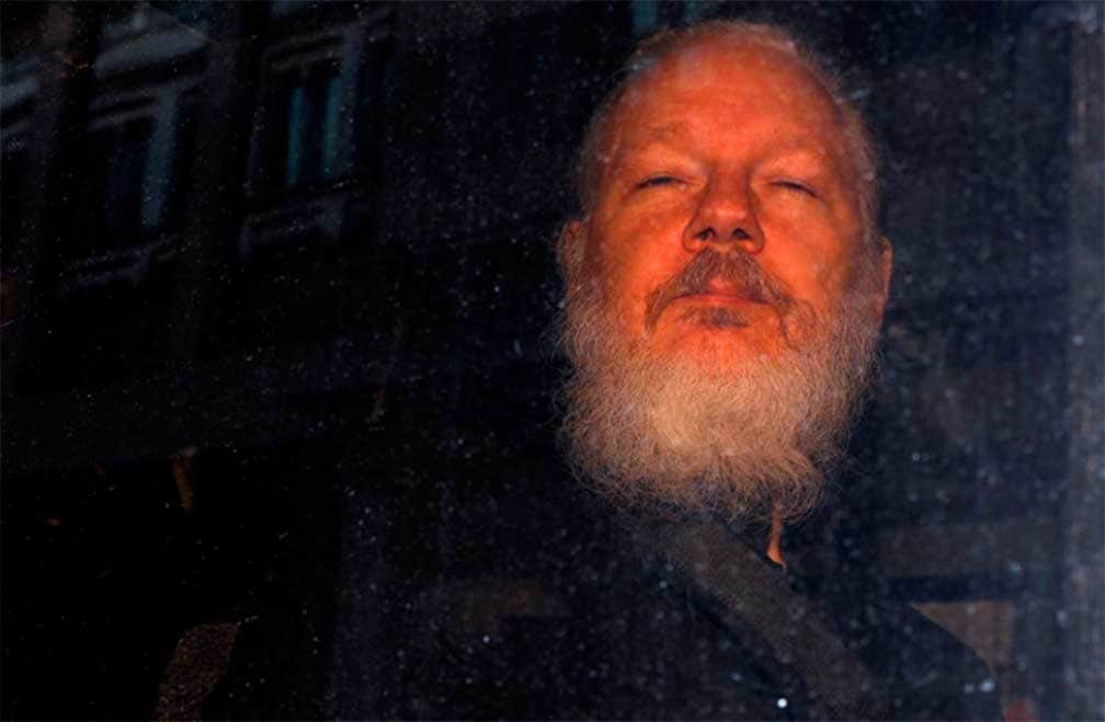 Assange no comparece en audiencia preliminar por problemas de salud