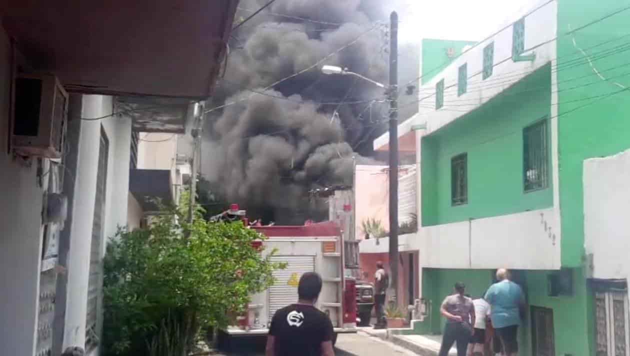 Arde vulcanizadora en la Col. Sierra Ventana