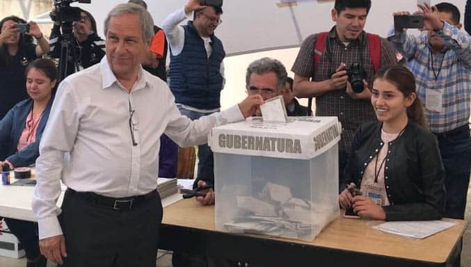 Vota Enrique Cárdenas, candidato a la gubernatura de Puebla