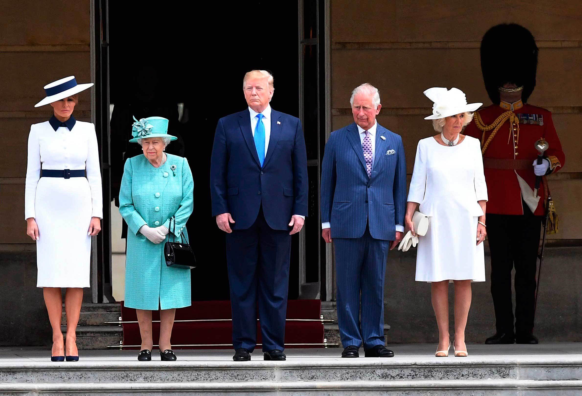 Reina Isabel II recibe a Trump en el palacio de Buckingham