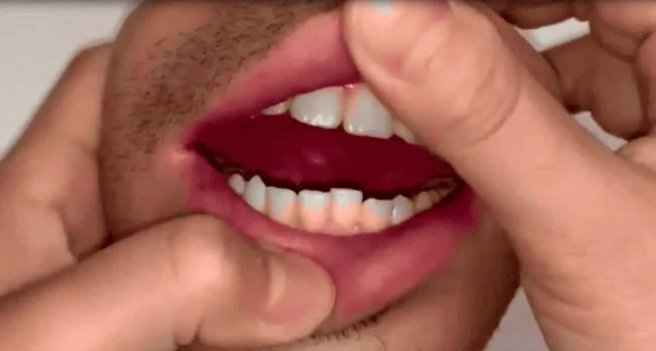 Diseñan peculiar monedero en forma de boca humana