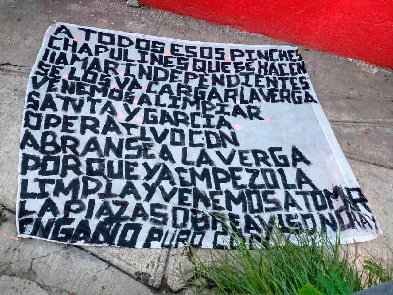 Cuelgan narcomanta en puente peatonal de Santa Catarina