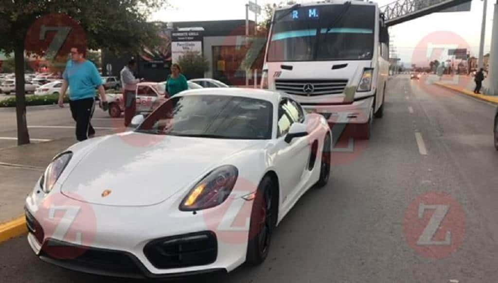 Le cuesta 130 mil pesos 'besito' a Porsche